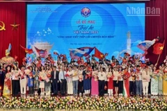 Các đại biểu tham dự Lễ bế mạc Trại hè Việt Nam 2025 chụp ảnh kỷ niệm.