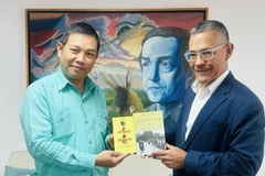 Đại sứ Vũ Trung Mỹ trân trọng chuyển tới Bộ trưởng Ernesto Villegas cuốn Nhật ký trong tù của Chủ tịch Hồ Chí Minh và cuốn Tư tưởng quân sự Hồ Chí Minh. (Ảnh: Đại sứ quán Việt Nam tại Venezuela)
