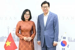 Tổng lãnh sự Việt Nam tại Busan (Hàn Quốc) Đoàn Phương Lan và Thị trưởng thành phố Busan Park Heong Joon. (Ảnh: Tổng lãnh sự Việt Nam tại Busan)