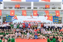 Các đại biểu và học sinh hai nước Việt Nam-Cuba chụp ảnh kỷ niệm tại chương trình giao lưu.
