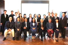 Thứ trưởng Ngoại giao Lê Thị Thu Hằng chụp ảnh kỷ niệm với các đại biểu kiều bào Việt Nam tại Đan Mạch (Ảnh: Ủy ban Nhà nước về người Việt Nam ở nước ngoài)
