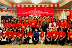 Đại sứ Phạm Quang Hiệu chụp ảnh kỷ niệm cùng các đại biểu tham dự lễ kỷ niệm. (Ảnh: Đại sứ quán Việt Nam tại Nhật Bản)