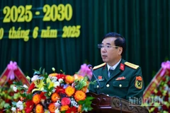 Đại tá Phạm Văn Đông, Chủ nhiệm Chính trị Quân khu 4 phát biểu chỉ đạo Đại hội.