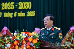 Đại tá Phạm Văn Đông, Chủ nhiệm Chính trị Quân khu 4 phát biểu chỉ đạo Đại hội.