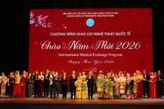 Các đại biểu chụp ảnh kỷ niệm với các nghệ sĩ tham gia chương trình giao lưu nghệ thuật quốc tế.