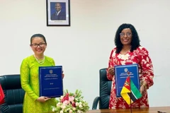 Đại sứ Trần Thị Thu Thìn và Bộ trưởng Giáo dục và Văn hóa Mozambique Samaria Tovela ký Hiệp định giữa hai Chính phủ về hợp tác trong lĩnh vực giáo dục đại học.