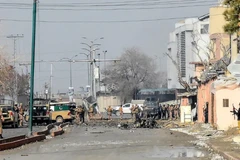 Nhân viên an ninh kiểm tra hiện trường vụ nổ sau các vụ tấn công do các phần tử ly khai Baloch tiến hành. (Ảnh: Getty Images)