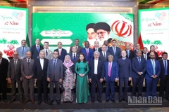 Các đại biểu tham dự lễ kỷ niệm chụp ảnh kỷ niệm.