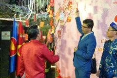 Các quan khách hái lộc lì xì đầu năm. (Ảnh do Đại sứ Việt Nam tại Pakistan cung cấp)