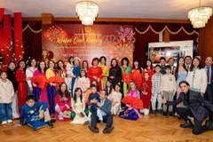 Các đại biểu tham dự chương trình chụp ảnh kỷ niệm. (Ảnh do Đại sứ quán Việt Nam tại Bulgaria cung cấp)