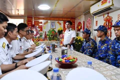 Chuẩn Đô đốc Trịnh Xuân Tùng ân cần thăm hỏi, động viên cán bộ, chiến sĩ Tàu 627. (Ảnh do Vùng 5 Hải quân cung cấp) 