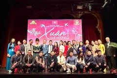 Các đại biểu tham dự chương trình Xuân Quê hương chụp ảnh kỷ niệm. (Ảnh do Đại sứ quán Việt Nam tại Thụy Điển cung cấp)