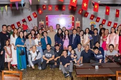 Các đại biểu tham dự chương trình Xuân Quê hương chụp ảnh kỷ niệm. (Ảnh do Đại sứ quán Việt Nam tại Brazil cung cấp)