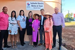 Đại sứ Lê Quang Long chụp ảnh cùng giáo viên và học sinh Trường tiểu học các liệt sĩ Tarará. (Ảnh: Đại sứ quán Việt Nam tại Cuba)