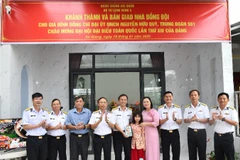 Chuẩn Đô đốc Ngô Văn Thành và đại diện lãnh đạo đơn vị bàn giao nhà đồng đội cho gia đình Đại úy quân nhân chuyên nghiệp Phạm Hữu Quý. (Ảnh: Vùng 5 Hải quân cung cấp)