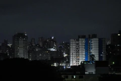 Quang cảnh thủ đô Caracas của Venezuela rạng sáng 3/1/2026. (Ảnh: THX/TTXVN)