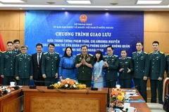 Trung tướng Phạm Tuân và nữ phi hành gia Amanda Nguyễn chụp ảnh kỷ niệm với các đại biểu tham gia giao lưu. (Ảnh: Ủy ban Nhà nước về người Việt Nam ở nước ngoài cung cấp)