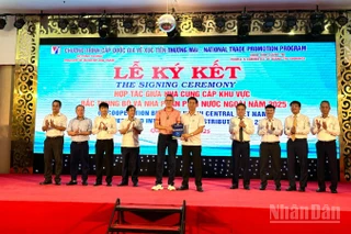 Các doanh nghiệp nước ngoài và trong nước trao biên bản ghi nhớ hợp tác tại hội nghị.