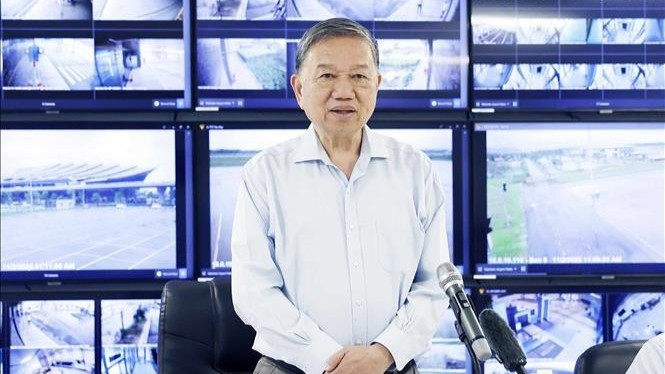 Sáng 2/11/2025, Tổng Bí thư Tô Lâm cùng Đoàn công tác Trung ương đến thăm người dân bị ảnh hưởng do mưa, lũ kéo dài tại thành phố Huế. (Ảnh: TTXVN)