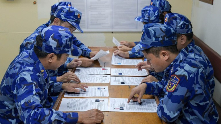 Cử tri Tàu CSB 6008 nghiên cứu tiểu sử, chương trình hành động của các ứng cử viên. (Ảnh: ĐÌNH THÌN)