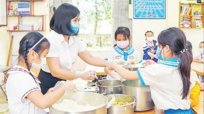 Mô hình điểm bữa ăn học đường tại nhiều địa phương được điều chỉnh dựa trên chỉ số phát triển thể chất của học sinh. (Ảnh: ANH NGA)
