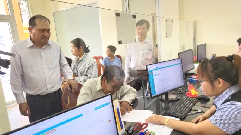 Lãnh đạo xã Thuận Mỹ, Tây Ninh kiểm tra quá trình việc vận hành dịch vụ công trực tuyến sau ngày vận hành chính quyền địa phương hai cấp. 