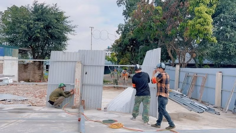 Lực lượng chức năng huyện Thanh Trì (cũ) xử lý công trình vi phạm trật tự xây dựng. 