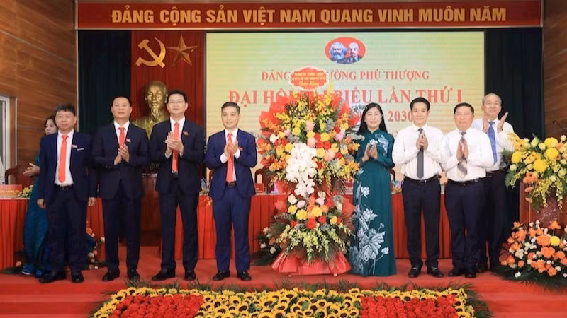 Lãnh đạo thành phố Hà Nội tặng hoa chúc mừng Đại hội Đảng bộ phường Phú Thượng.