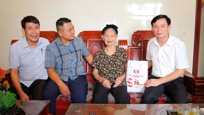 Lãnh đạo xã Hưng Nguyên chăm sóc, tri ân người có công với nước.