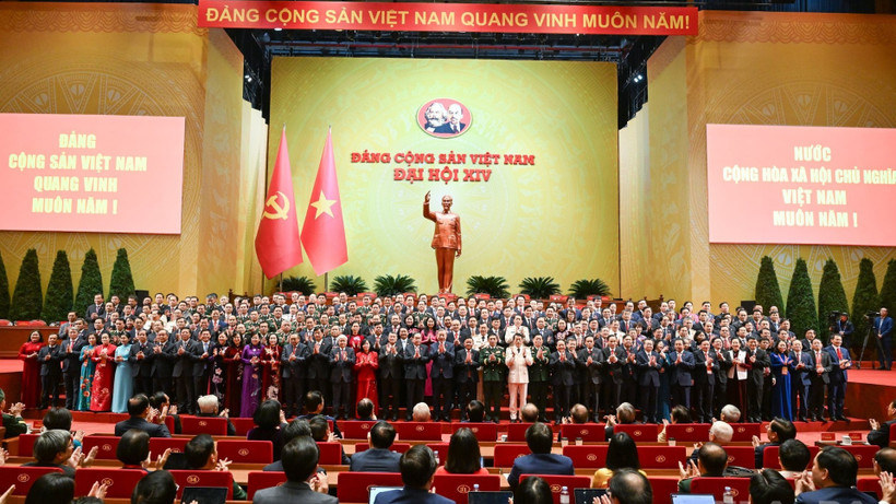 Ban Chấp hành Trung ương khóa XIV Đảng Cộng sản Việt Nam ra mắt Đại hội. (Ảnh: Báo Nhân Dân)