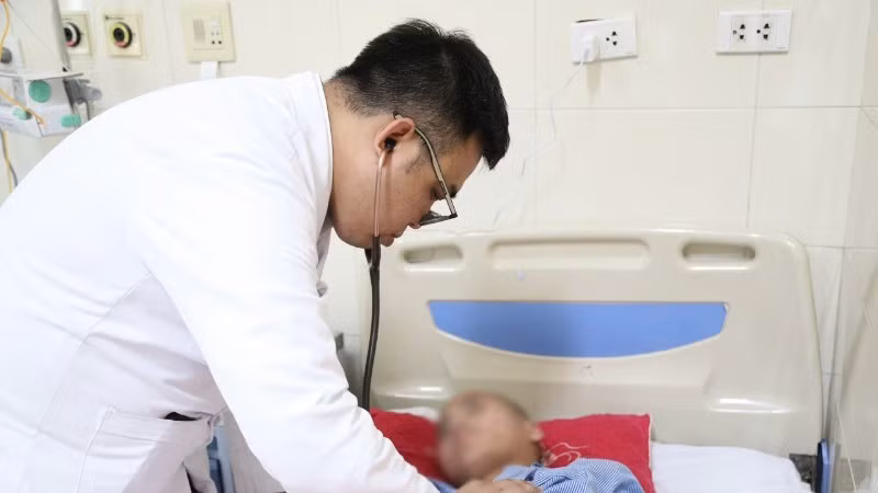 Các bác sĩ thường xuyên thăm khám, đánh giá kết quả điều trị cho người bệnh.