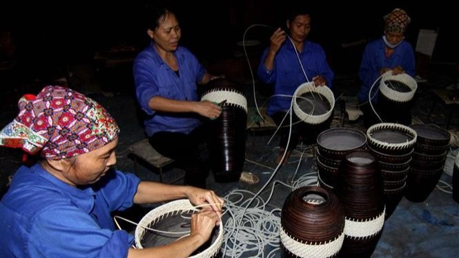 Sản xuất hàng thủ công mỹ nghệ xuất khẩu tại Công ty TNHH mây tre xuất khẩu Ngọc Động. (Ảnh: Vũ Sinh - TTXVN)