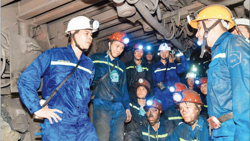 Lãnh đạo Công ty Than Thống Nhất kiểm tra sản xuất tại lò chợ cơ giới hóa của đơn vị.