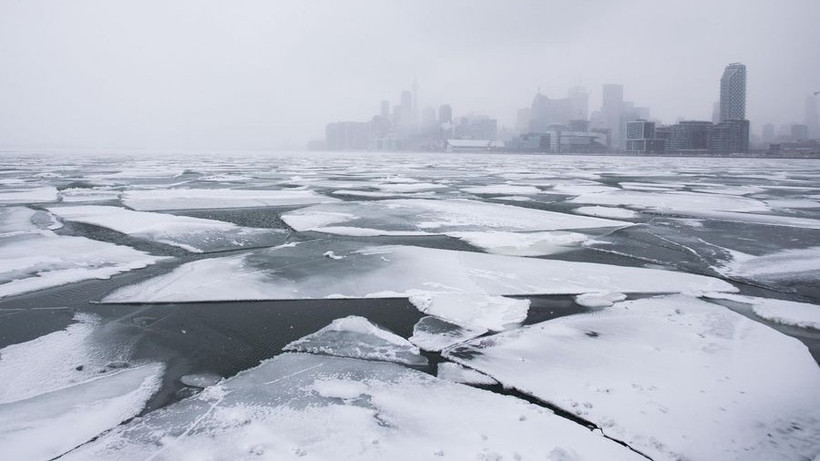 Những mảng băng trôi trên mặt hồ Ontario, tại Toronto, Canada. (Ảnh: Xinhua)