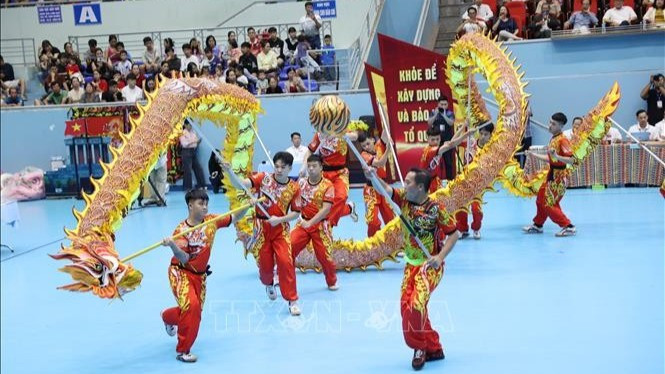 Tiết mục thi đấu múa Rồng truyền thống đặc sắc. (Ảnh: Ngọc Minh/TTXVN)