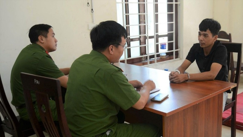 Cơ quan công an lấy lời khai đối tượng Nguyễn Khắc Nhật. (Ảnh: CANA)
