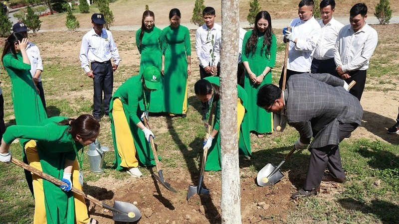 Tập thể cán bộ, người lao động Tổng Công ty Thương mại và Xây dựng số 6 trồng cây hưởng ứng chương trình “No6 Green - giữ mãi màu xanh vùng đất lịch sử Điện Biên Phủ”.
