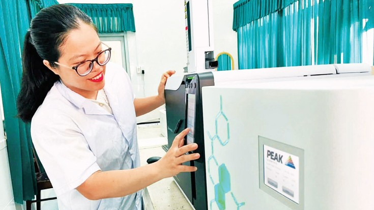 Cán bộ Viện Hải dương học (Viện Hàn lâm Khoa học và Công nghệ Việt Nam) nghiên cứu hoạt tính sinh học của vi nấm biển. (Ảnh NHA TRANG)