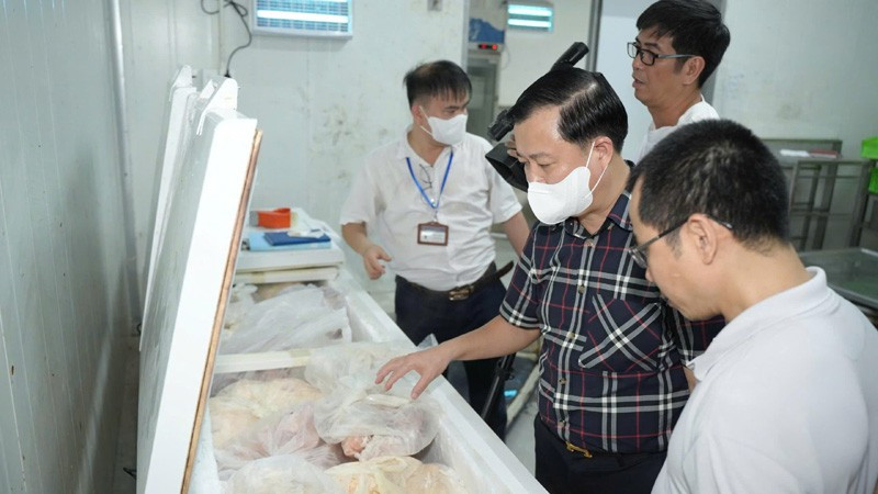 Các cơ quan chức năng kiểm tra công tác bảo đảm an toàn thực phẩm tại các đơn vị sản xuất, kinh doanh trên địa bàn Hà Nội. (Ảnh: THANH BÌNH)