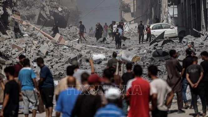 Đống đổ nát sau cuộc không kích của Israel xuống thành phố Gaza ngày 12/9/2025. (Ảnh: THX/TTXVN)