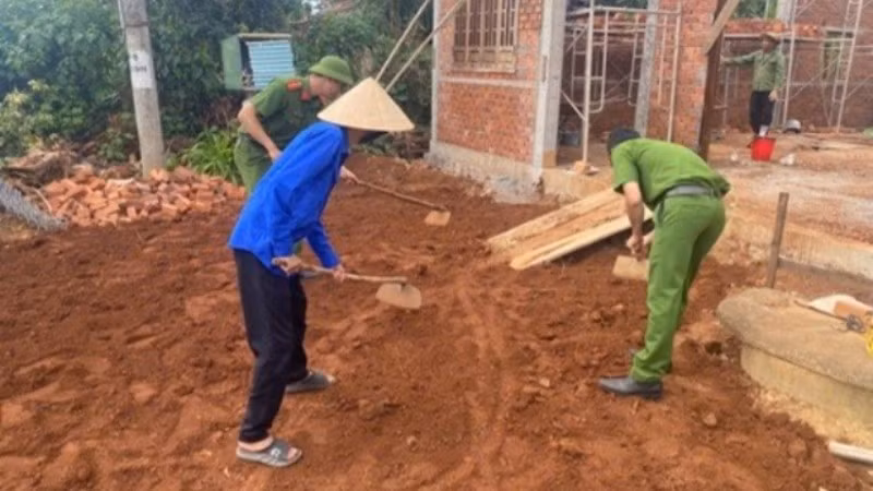 Công an xã Tam Giang, tỉnh Đắk Lắk tham gia xây dựng nhà cho hộ nghèo.