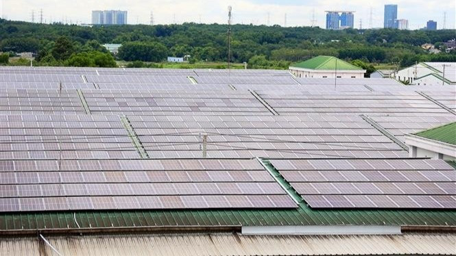 Pin năng lượng mặt trời được nhiều khu công nghiệp sử dụng, tạo nguồn năng lượng tái tạo, thân thiện với môi trường. (Ảnh: Hồng Đạt - TTXVN)