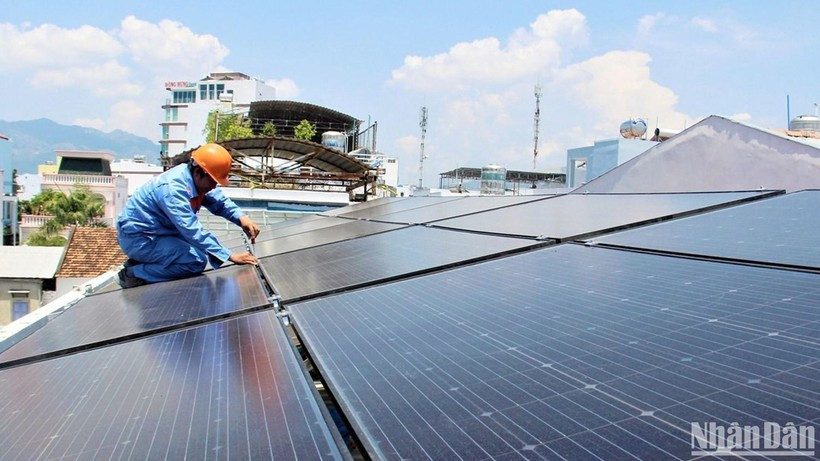 Lắp đặt tấm pin mặt trời trên mái nhà tại Thành phố Hồ Chí Minh. (Ảnh: HOÀNG ANH)
