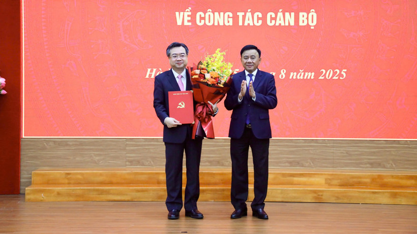 Đồng chí Trần Cẩm Tú chúc mừng tân Trưởng ban Chính sách, chiến lược Trung ương.