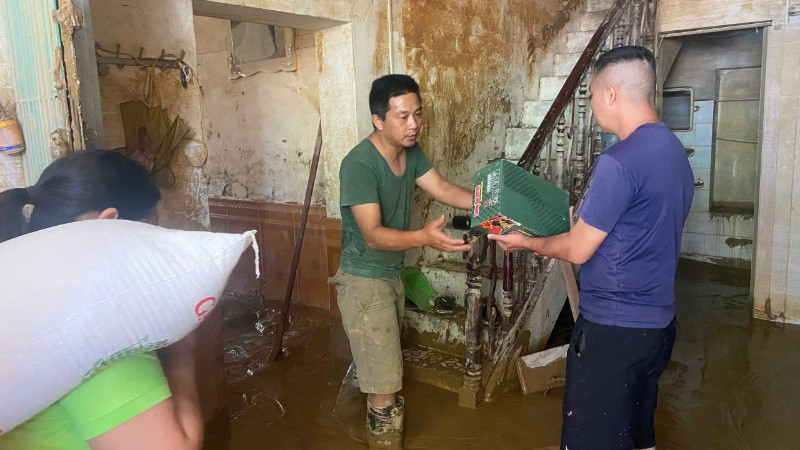 Người dân các tỉnh miền bắc nhận thực phẩm hỗ trợ sau đợt lũ lụt.
