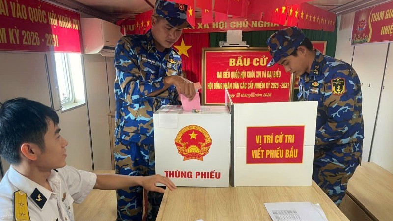 Cử tri là bộ đội hải quân của Hải đoàn 129, 128 bỏ phiếu trên tàu Trường Sa 04 sáng 27/2/2026. (Ảnh: LÊ ĐÌNH THÌN)