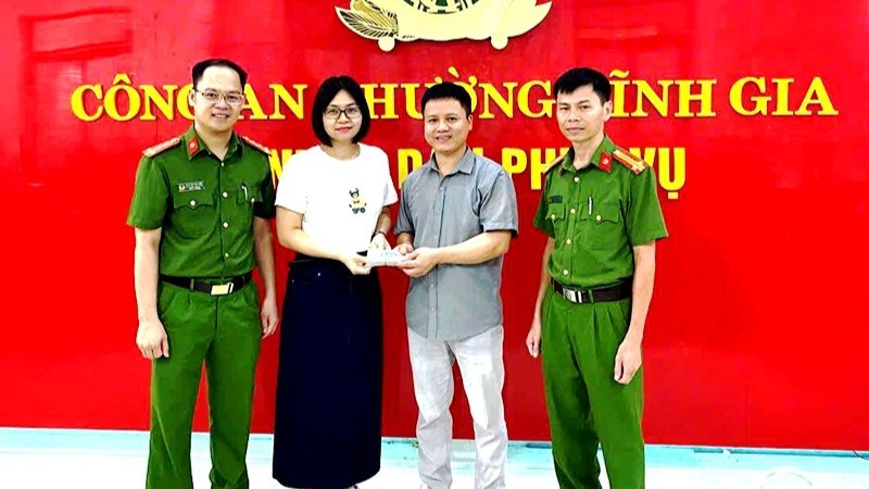Công an phường Tĩnh Gia tổ chức cho hai công dân giao, nhận tài sản.