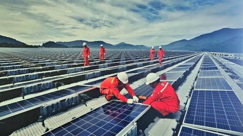Công nhân Công ty Truyền tải điện 3 phối hợp quản lý, vận hành hệ thống điện mặt trời tại Lâm Đồng. (Ảnh: VĂN BẢO)