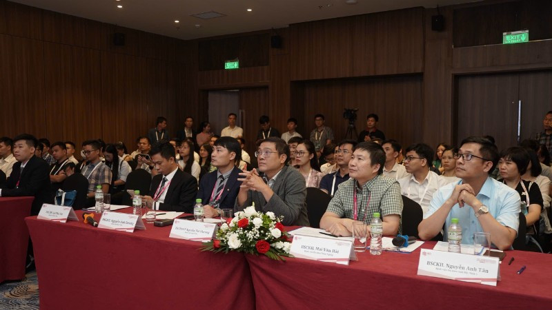 Các đại biểu tham dự hội nghị khoa học.