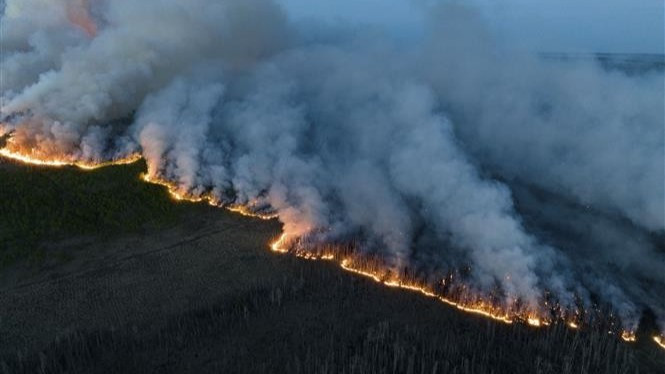 Khói bốc lên từ các vụ cháy rừng ở British Columbia, Canada, ngày 8/6/2023. (Ảnh: THX/TTXVN)